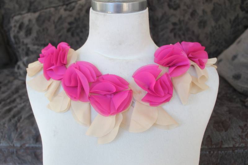 Niedliche Bestickte Blumenapplikation Aus Chiffon von CraftsWarehouseHub