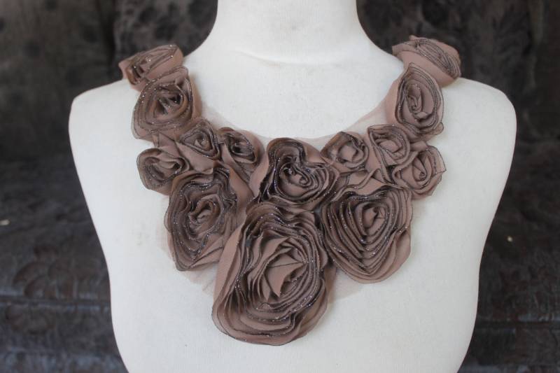 Niedliche Bestickte Chiffon Blume Applikation in Brauner Farbe von CraftsWarehouseHub