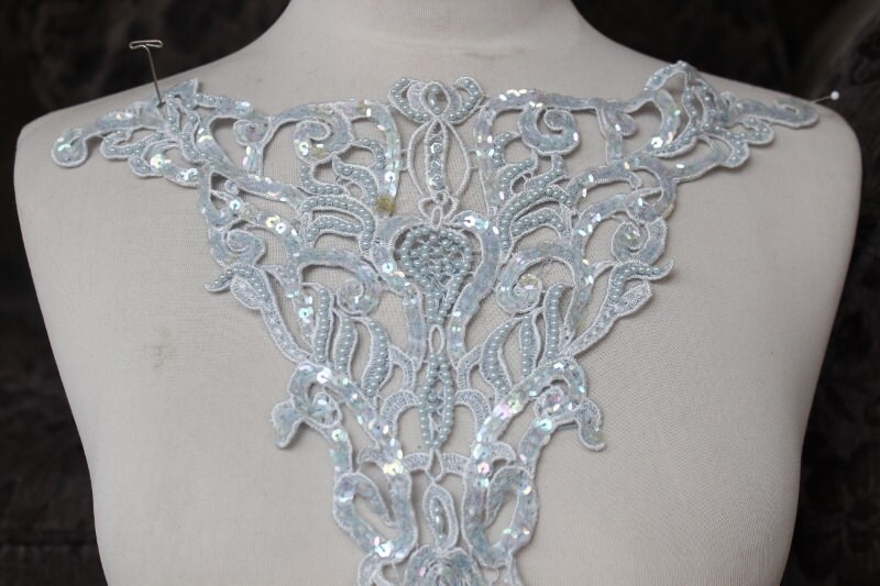 Niedliche Bestickte Und Perlenbesetzte Applikation in Blauer Farbe, 13 1/2 Zoll Breit Am Hals 9 Lang Der Mitte Nach Unten von CraftsWarehouseHub