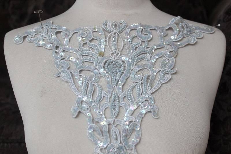 Niedliche Bestickte Und Perlenbesetzte Applikation in Blauer Farbe, 13 1/2 Zoll Breit Am Hals 9 Lang Der Mitte Nach Unten von CraftsWarehouseHub