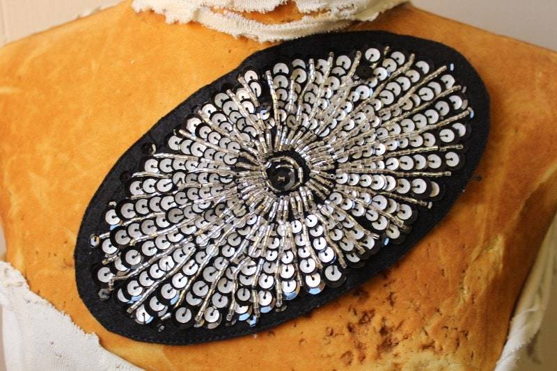 Niedliche Bestickte Und Perlenbestickte Applikation Mit Pailletten Schwarz Farbe Silberfarbener Perle 1 Stück Listing von CraftsWarehouseHub