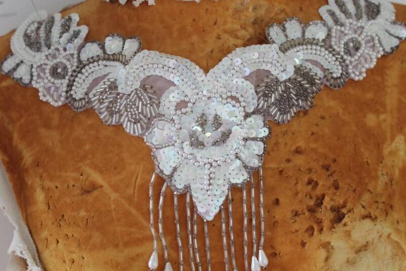 Niedliche Bestickte Und Perlenbestickte Applikation Mit Pailletten Weiß 13 1/2 Zoll Um Den Hals 6 Perlen von CraftsWarehouseHub