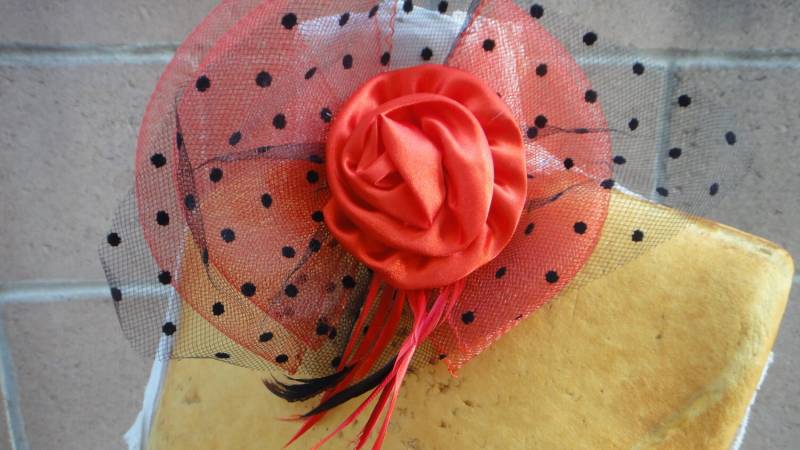 Niedliche Blume Mit Bogen Feder Rote Farbe Und Stift von CraftsWarehouseHub