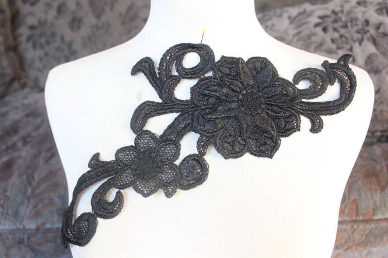 Niedliche Blume Venedig Applikation Schwarz 1 Stück von CraftsWarehouseHub