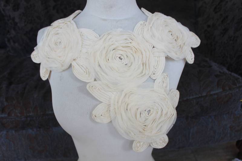 Niedliche Emboiderte Chiffon Blume Applikation Elfenbein Farbe 1 Stück Niedliche Emboiderte Chiffon Blume Applikation Elfenbein Farbe 1 Stück von CraftsWarehouseHub