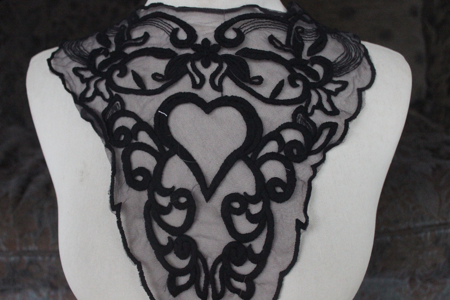 Niedliche Gestickte Application Schwarze Farbe 1 Stück Angebot von CraftsWarehouseHub