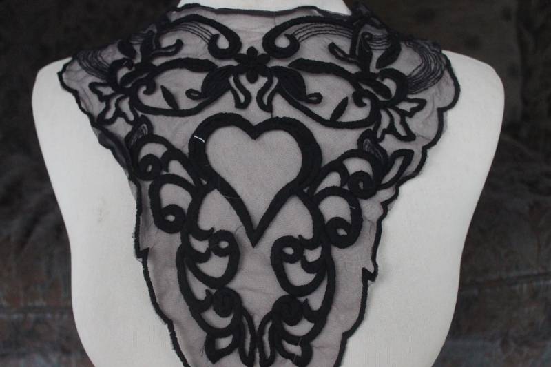 Niedliche Gestickte Application Schwarze Farbe 1 Stück Angebot von CraftsWarehouseHub