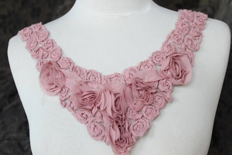 Niedliche Gestickte Applikation Mit Chiffonblumen 56 cm Lang Am Hals, 3 Breit An Der Schulter 11 in Mitte von CraftsWarehouseHub