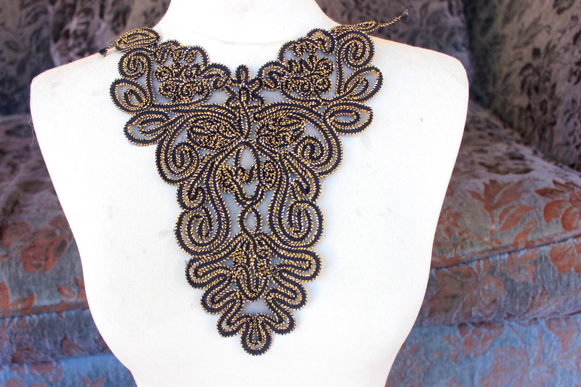 Niedliche Gestickte Applikation in Schwarz Und Gold von CraftsWarehouseHub