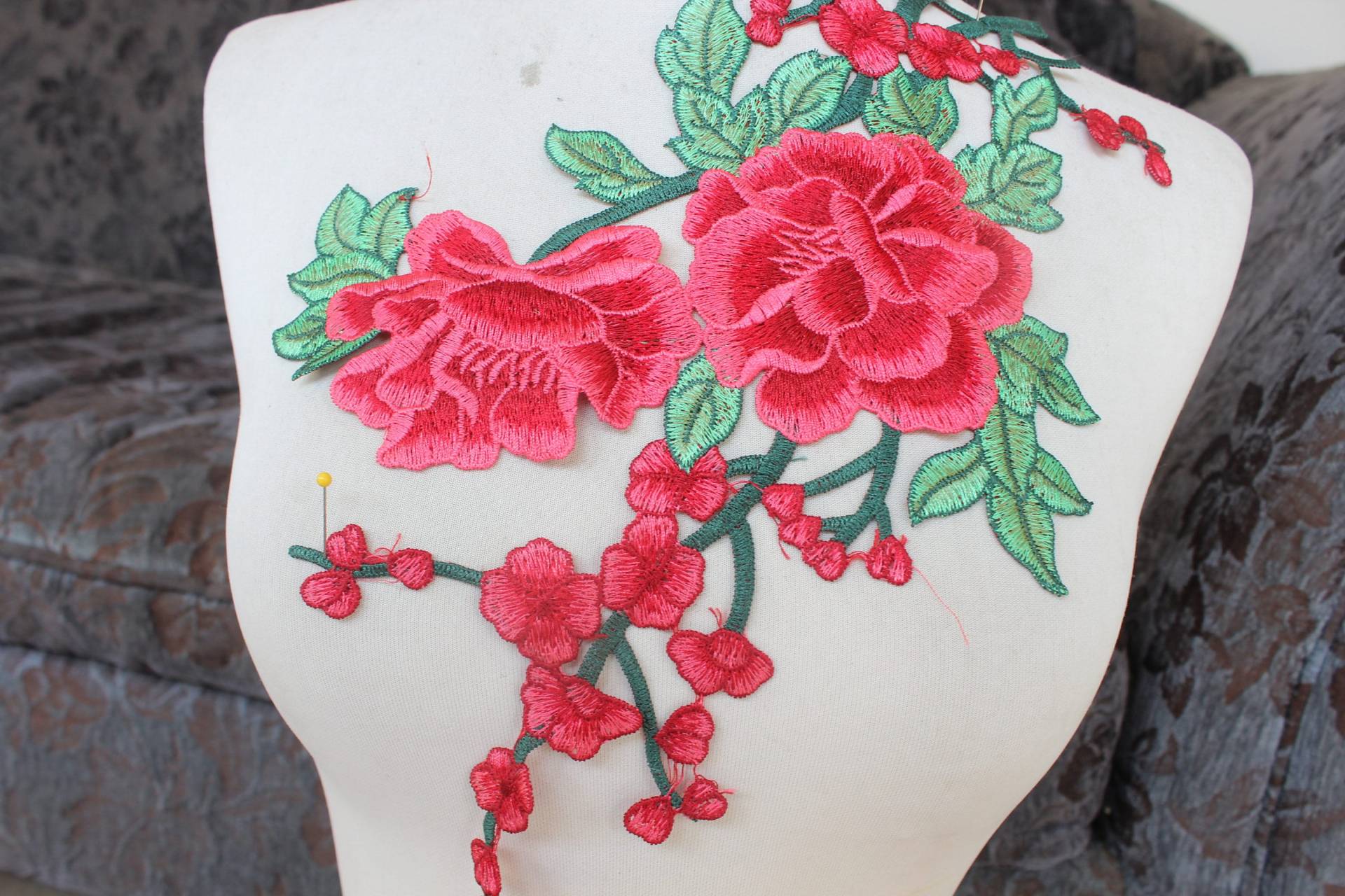 Niedliche Gestickte Blume Applikation 1 Stück in Der Farbe Rot Niedliche Gestickte Blume Applikation 1 Stück in Der Farbe Rot von CraftsWarehouseHub