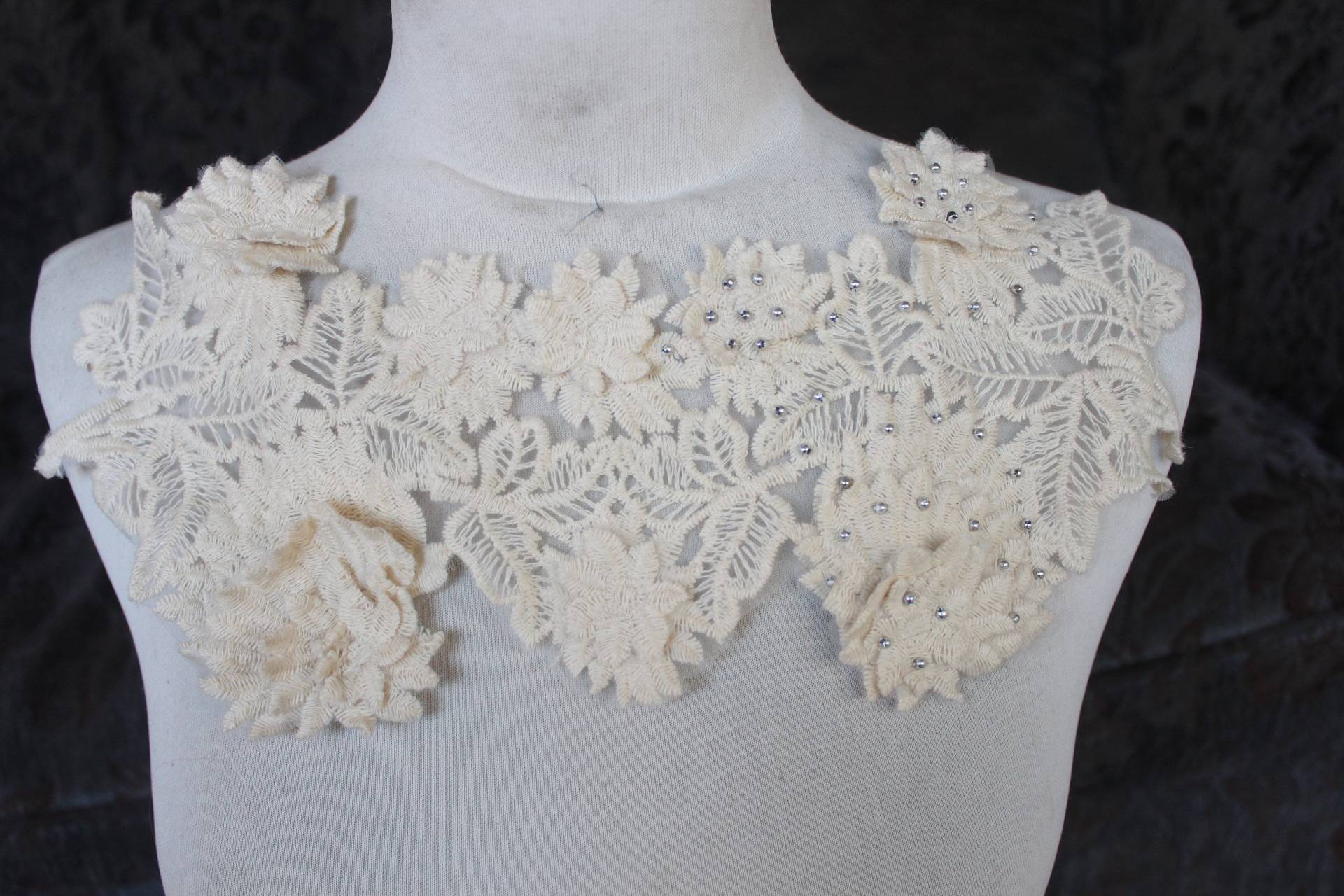 Niedliche Gestickte Blume Applikation Elfenbein Farbe von CraftsWarehouseHub