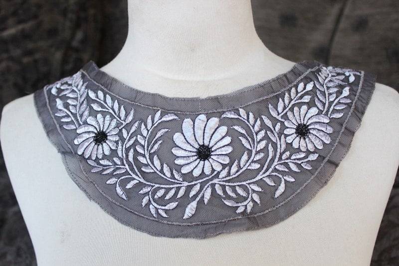 Niedliche Gestickte Blume Applikation Schwarz Und Weiß Farbe von CraftsWarehouseHub
