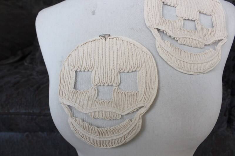 Niedliche Gestickte Totenkopf Applikation 2 Stück Angebot Farbe Elfenbein von CraftsWarehouseHub