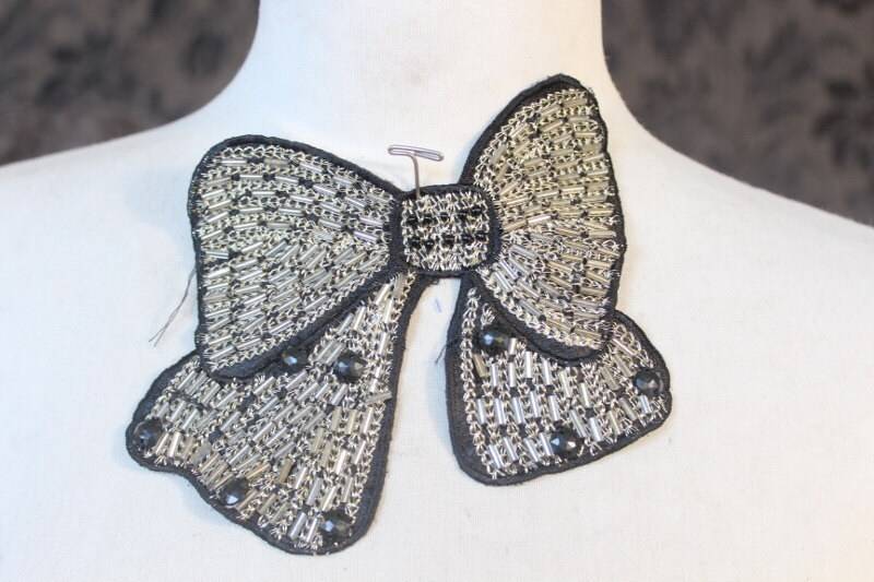 Niedliche Gestickte Und Perlen Schleife Applikation Schwarze Farbe 1 Stück von CraftsWarehouseHub