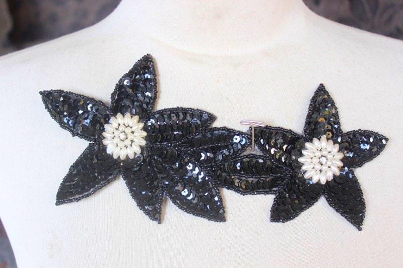 Niedliche Gestickte Und Perlenbesetzte Blumenapplikation Mit Schwarzen Pailletten von CraftsWarehouseHub