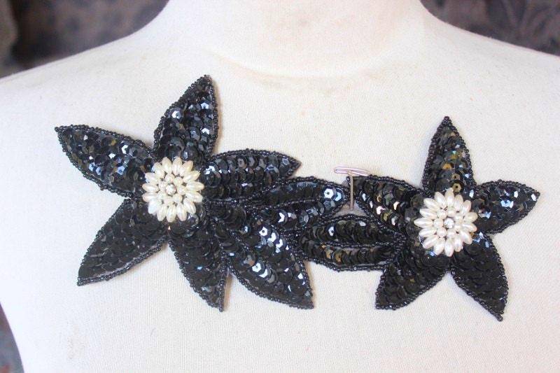 Niedliche Gestickte Und Perlenbesetzte Blumenapplikation Mit Schwarzen Pailletten von CraftsWarehouseHub