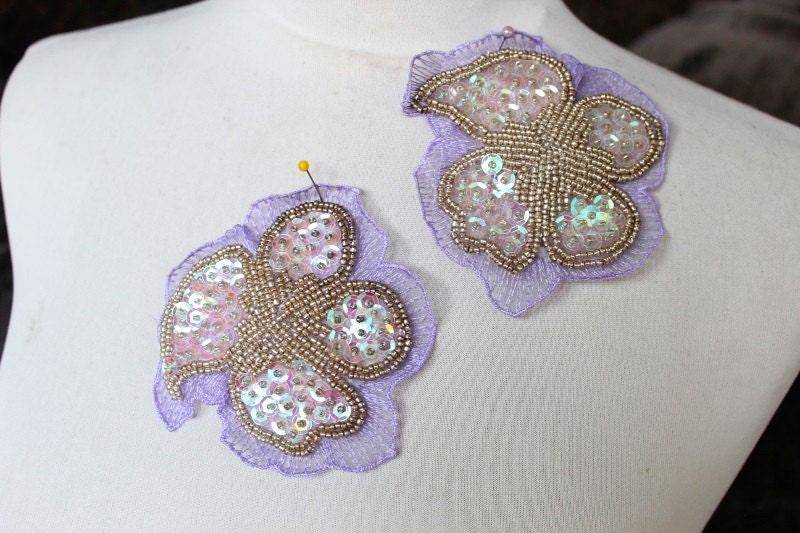 Niedliche Mit Perlen Verzierte Und Gestickte Blume Applikation von CraftsWarehouseHub