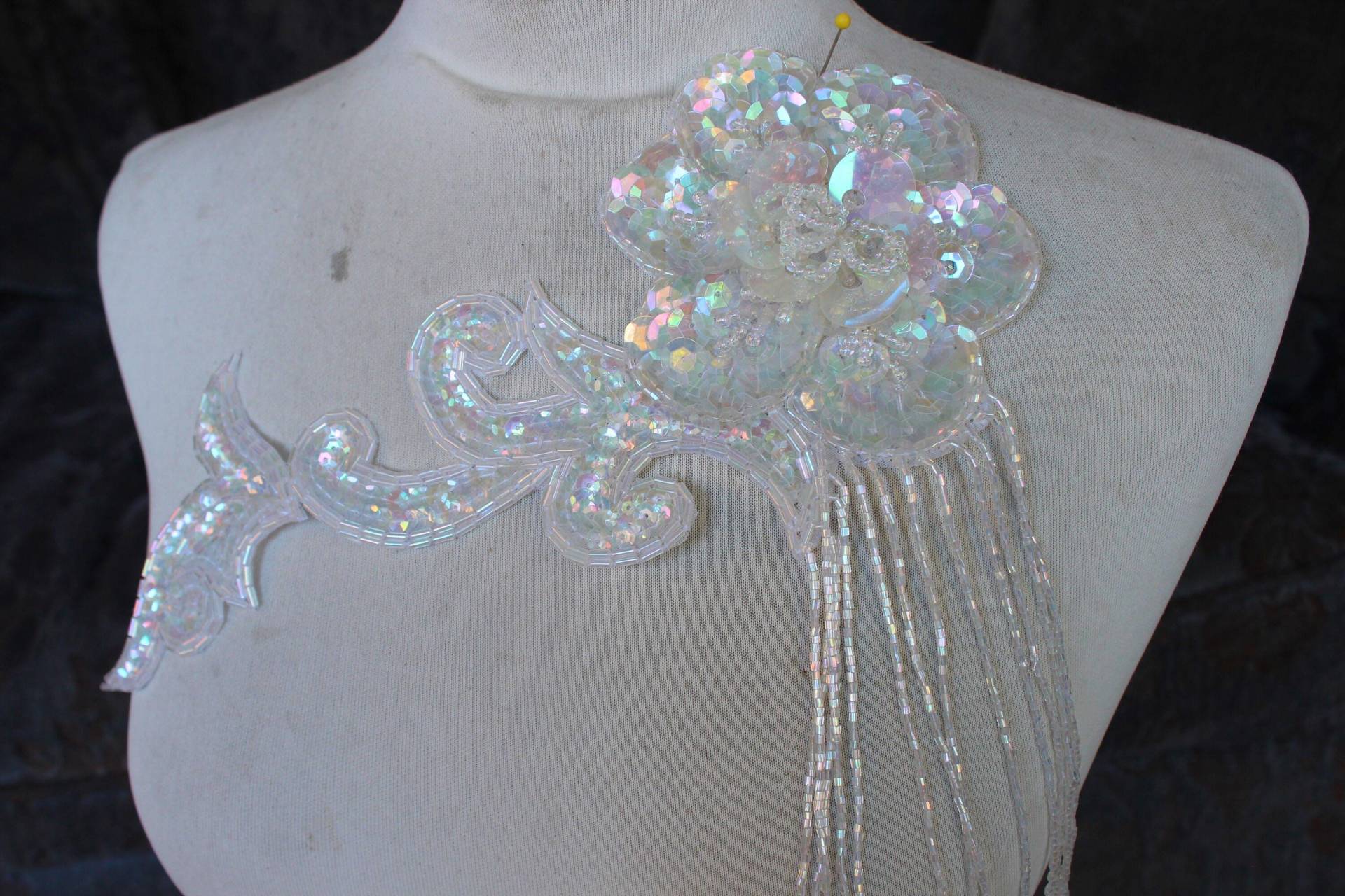 Niedliche Perlen-Applikation Mit Weißen Perlen Und Gestickter Applikation von CraftsWarehouseHub