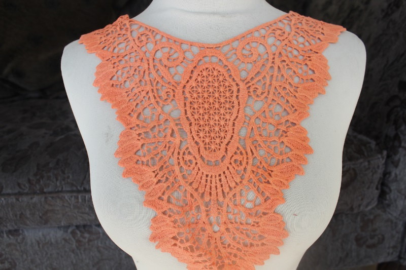 Niedliche Venedig-Applikation in Oranger Farbe, 1 Stück Mit Einer Breite Von 14 Zoll Am Hals, 3 An Den Schultern Und Länge 9 1/2 Der Mitte Nach Unten von CraftsWarehouseHub