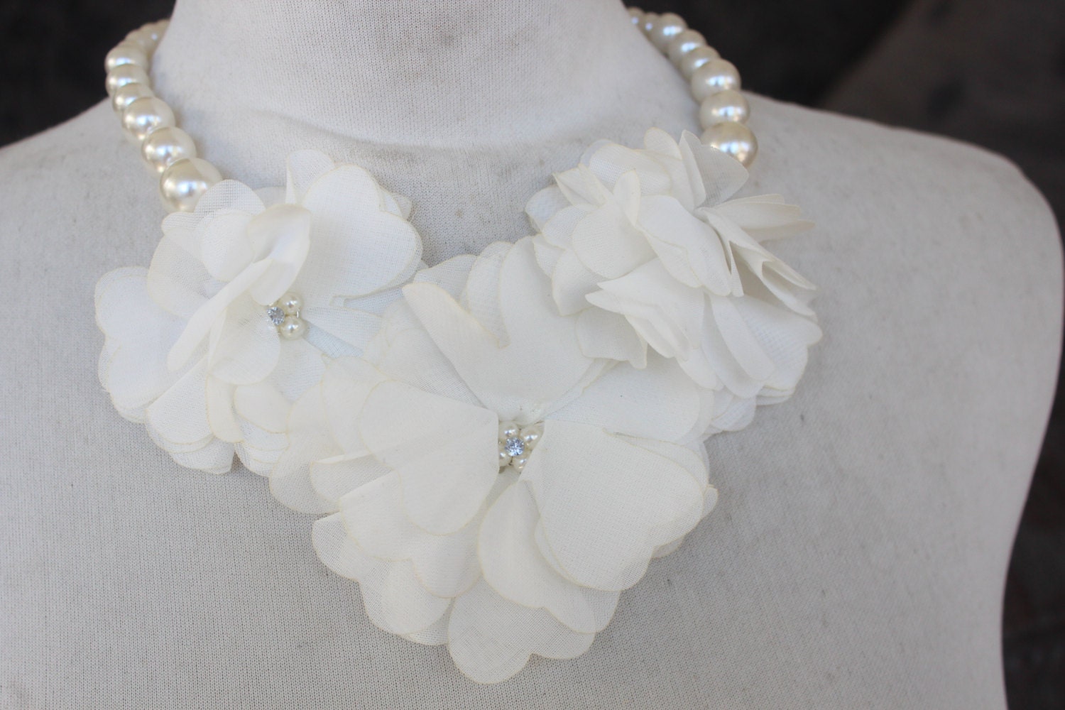 Niedliche Weiße Glasperlen Applikation in Form Einer Blume von CraftsWarehouseHub