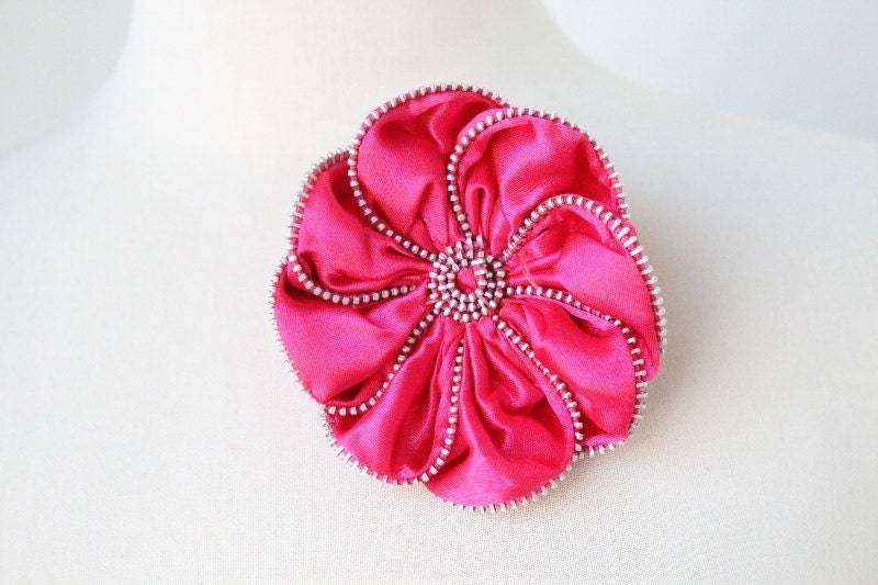 Niedlichen Blumen Mit Reißverschluss 1 Stück Angebot Brosche von CraftsWarehouseHub