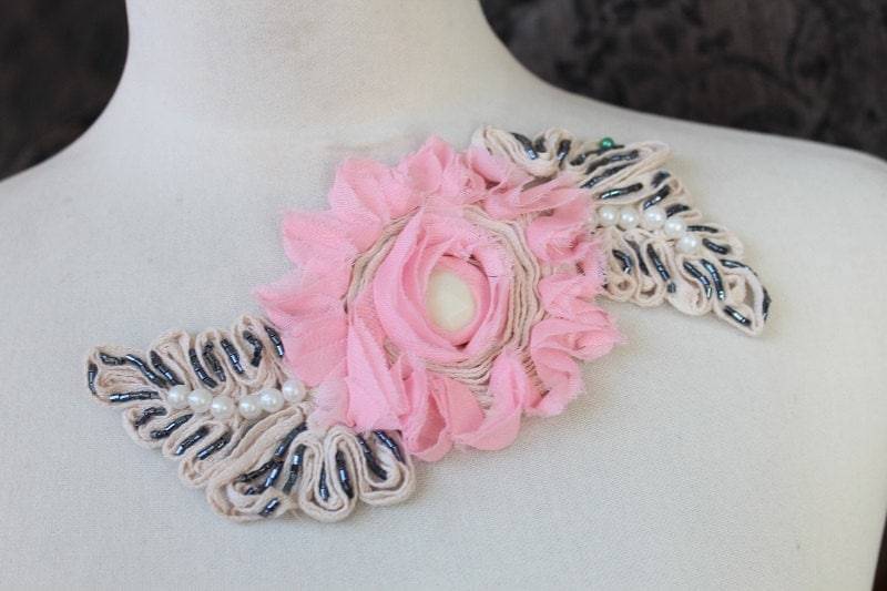 Rosa Farbe Blume Applikation/Bastelbedarf Süsse Gestickte Und Perlenbesetzte Chiffon Rosa von CraftsWarehouseHub