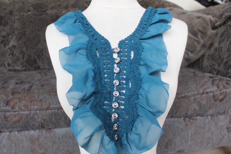 Schöne Applikation Mit Rüschen 1 Stück Angebot 25 Zoll Breit An Den Hals 20 1/2 Lang Von Der Schulter Nach Unten von CraftsWarehouseHub