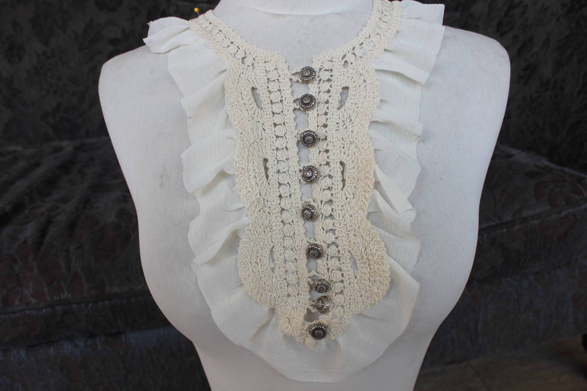 Schöne Applikation Mit Rüschen 1 Stück Angebot 25 Zoll Breit An Den Hals 21 Lang Von Der Schulter Bis 8 in Mitte von CraftsWarehouseHub