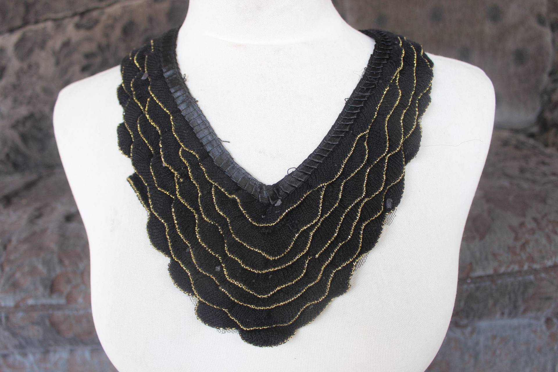 Schöne Applikation Mit Rüschen Schwarz 1 Stück Angebot Schöne Applikation Mit Rüschen Schwarz 1 Stück Angebot von CraftsWarehouseHub