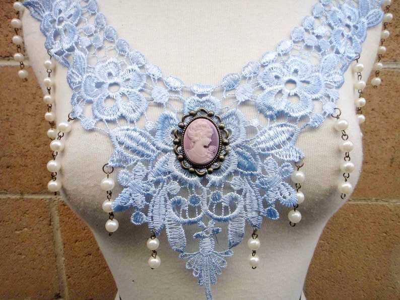 Schöne Hellblaue Applikation Mit Beats Aufhängung Und Einer Cameo Schnalle Auf Dem Mittleren 1 Stück Inserat von CraftsWarehouseHub