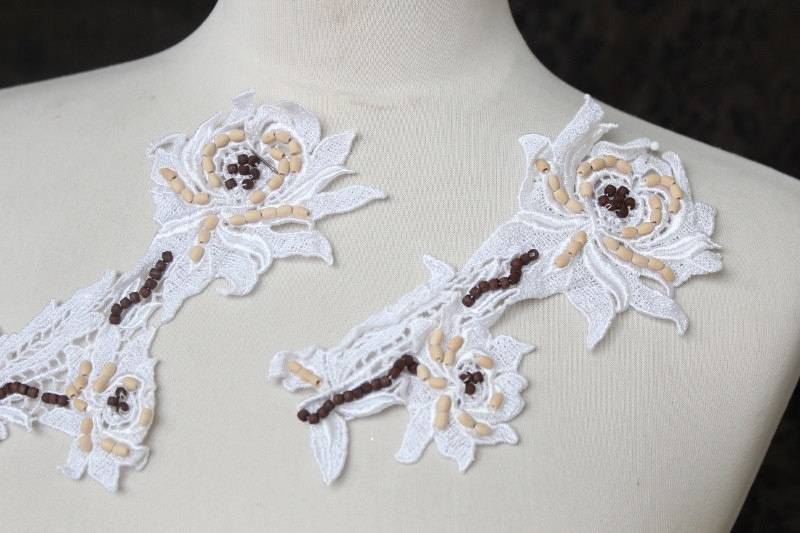 Schöne Perlen Weiße Farbe Blume Applique 2 Stück Angebot Schöne Perlen Weiße Farbe Blume Applique 2 Stück Angebot von CraftsWarehouseHub