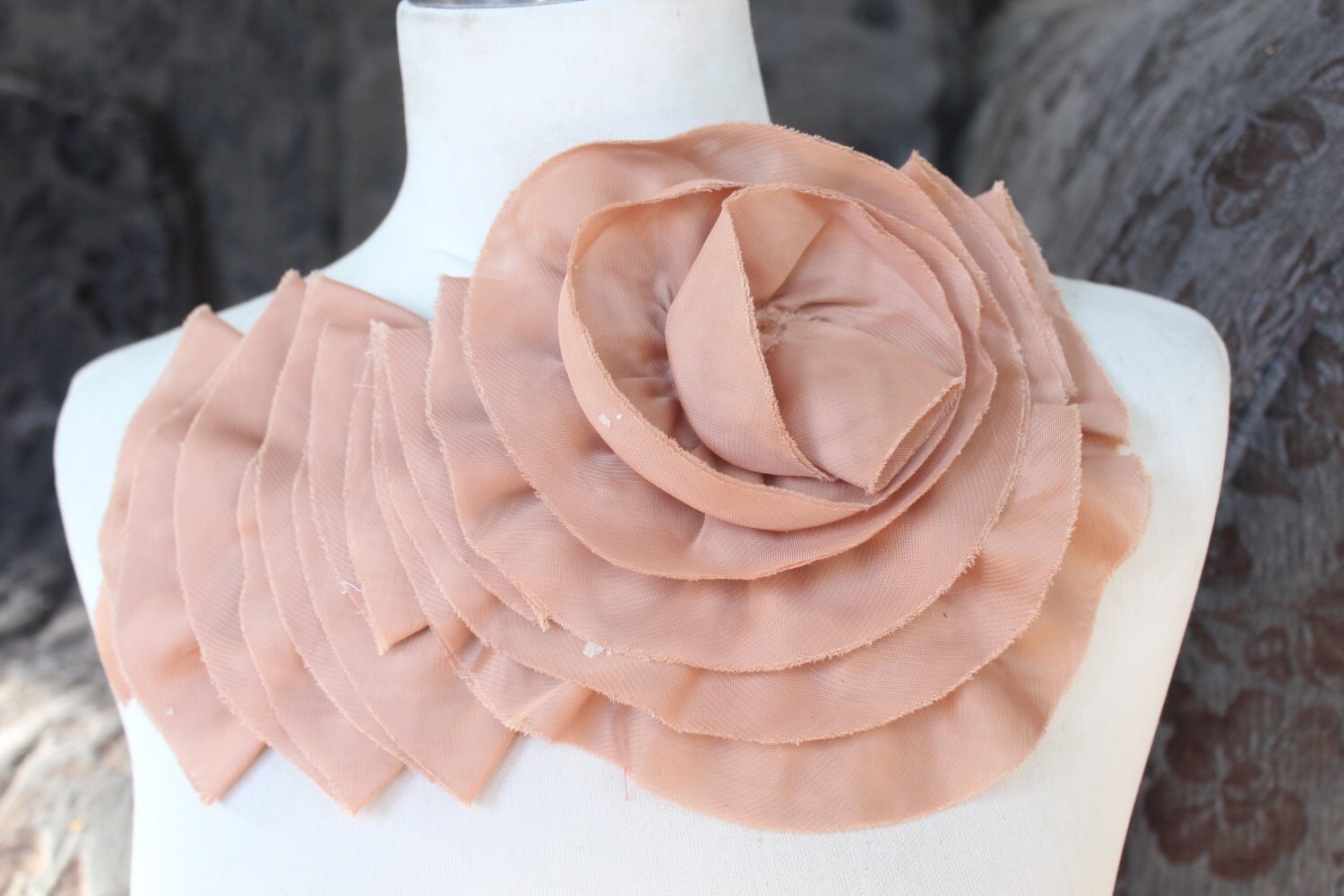 Schöne Rüschen Applikation Joch 1 Stück Angebot von CraftsWarehouseHub