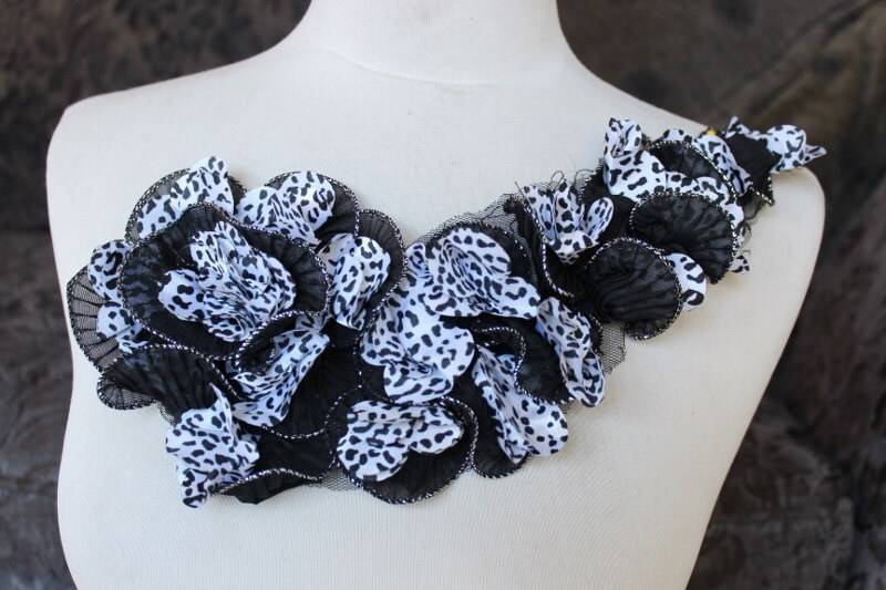 Schöne Rüschen Applikation Joch 1 Stück Angebot von CraftsWarehouseHub