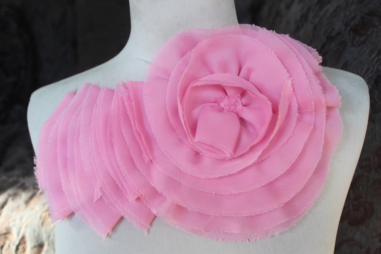 Schöne Rüschen Applikation Joch Rosa Farbe 1 Stück Angebot von CraftsWarehouseHub