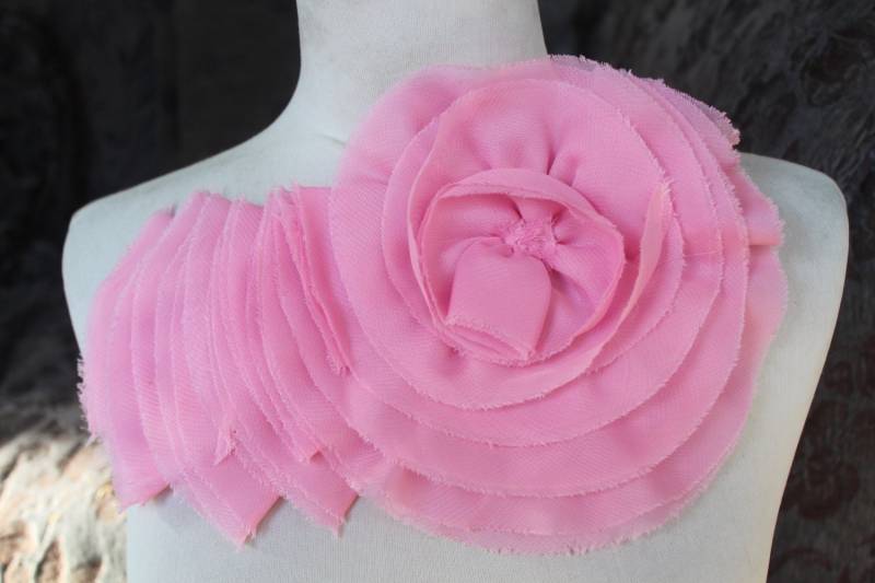 Schöne Rüschen Applikation Joch Rosa Farbe 1 Stück Angebot von CraftsWarehouseHub