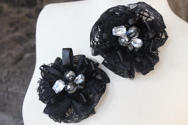 Schwarze Farbe Perlen Spitze Blume Mit Pin Und Clip Zurück Strass Schwarze Farbe Perlen Spitze Blume Mit Pin Und Clip Zurück Strass von CraftsWarehouseHub