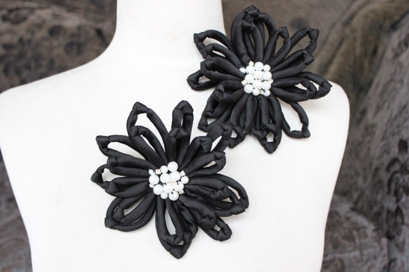 Schwarze Perlen Blume/Anstecknadel Applikation Perlenapplikation 2 Stück Schwarze Perlen Blume/Anstecknadel Applikation Perlenapplikation 2 Stück von CraftsWarehouseHub