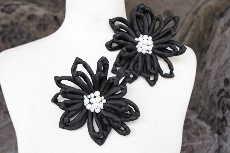 Schwarze Perlen Blume/Anstecknadel Applikation Perlenapplikation 2 Stück Schwarze Perlen Blume/Anstecknadel Applikation Perlenapplikation 2 Stück von CraftsWarehouseHub