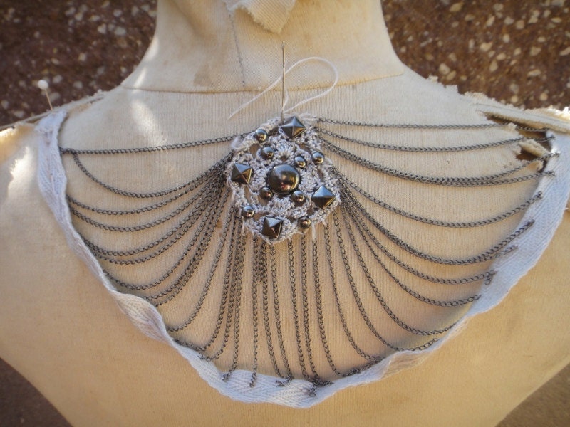 Sehr Nette Applikation Mit Ketten 1 Stück Angebot von CraftsWarehouseHub