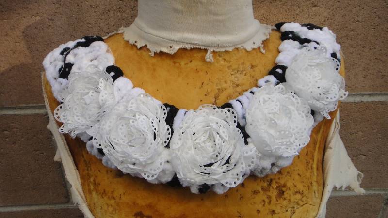 Sehr Niedlich Stickapplikationen Mit Blumen 1 Stück Angebot von CraftsWarehouseHub