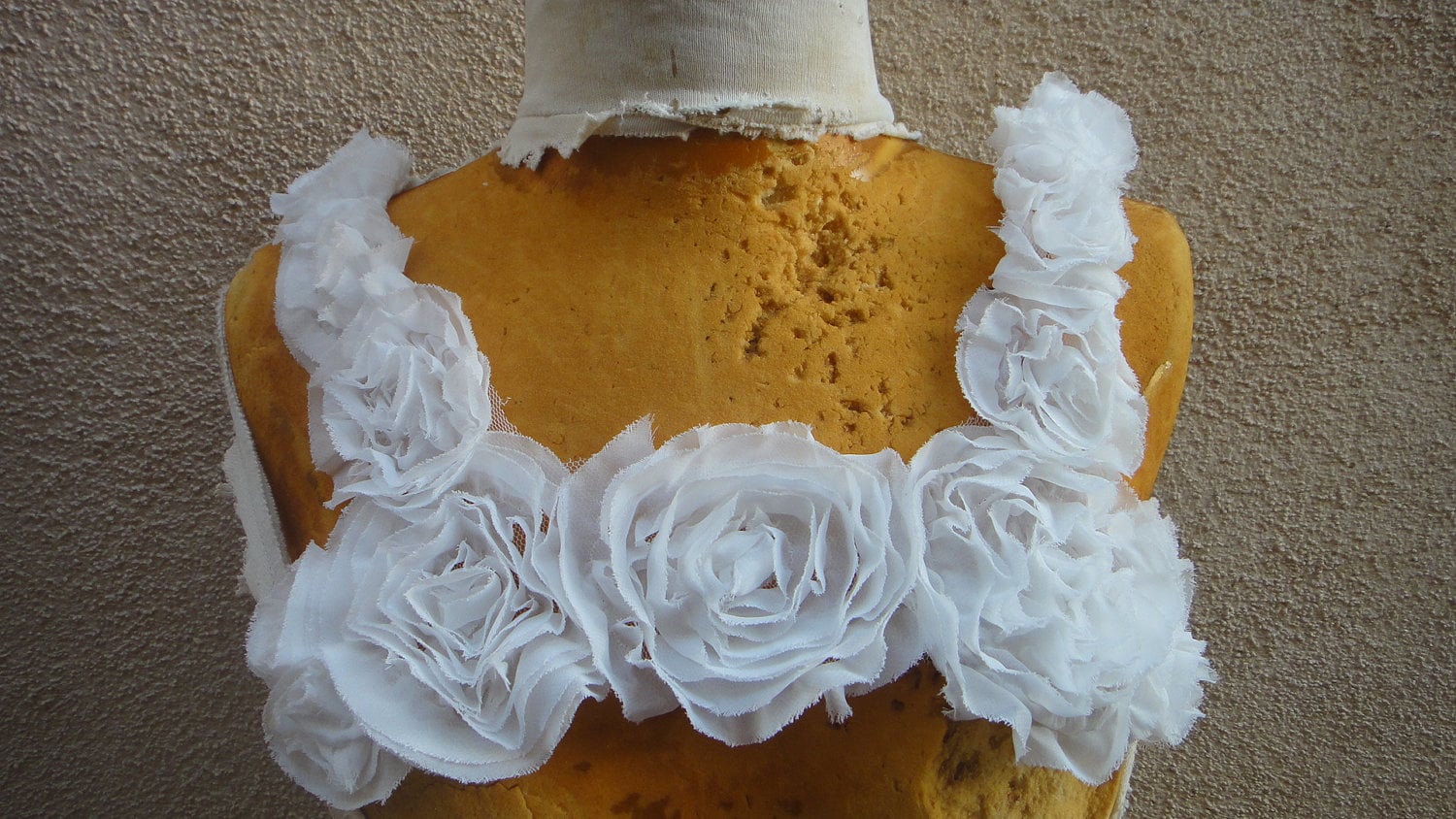 Süße Bestickte Blume Applikation Joch 13 Zoll Breit 9 Lang von CraftsWarehouseHub