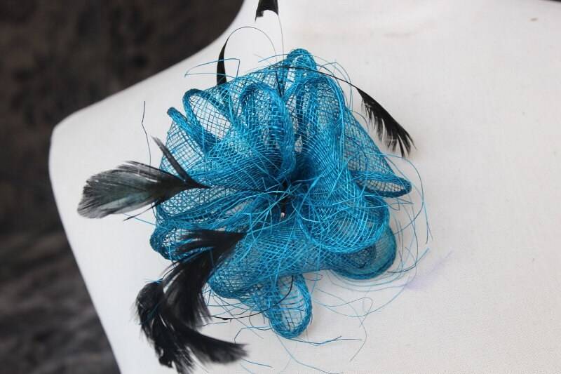 Süße Blaue Farbe Blume Mit Feder-Clip Zurück 1 Stück Angebot Große Größe Süße Blaue Farbe Blume Mit Feder-Clip Zurück 1 Stück Angebot Große Größe von CraftsWarehouseHub