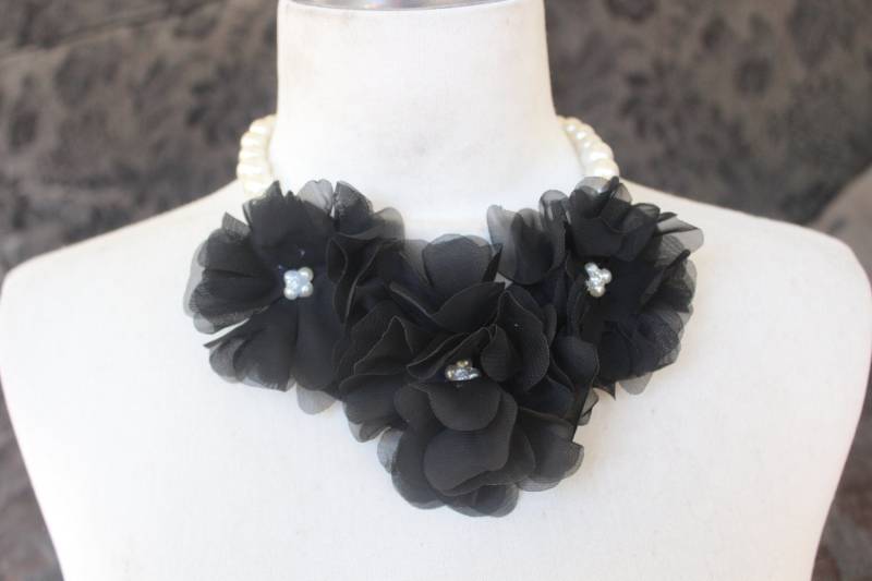 Süße Blumen Applikation Schwarz Farbe 1 Stück Angebot von CraftsWarehouseHub