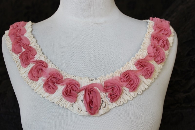 Süße Gestickte Applikationen Mit Chiffon Blumen 21 Zoll Lang Von Schulter Zu 2 Breit Süße Gestickte Applikationen Mit Chiffon Blumen 21 Zoll Lang Von Schulter Zu 2 Breit von CraftsWarehouseHub