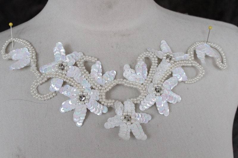 Süße Perlen Blume Applikation Mit Sequenz Weiße Farbe 1 Stück Auflistung von CraftsWarehouseHub