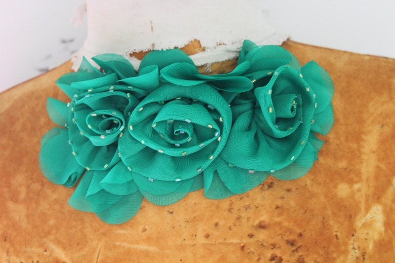 Süße Perlen Rüschen Chiffon Blumen Applikation Grüne Farbe von CraftsWarehouseHub