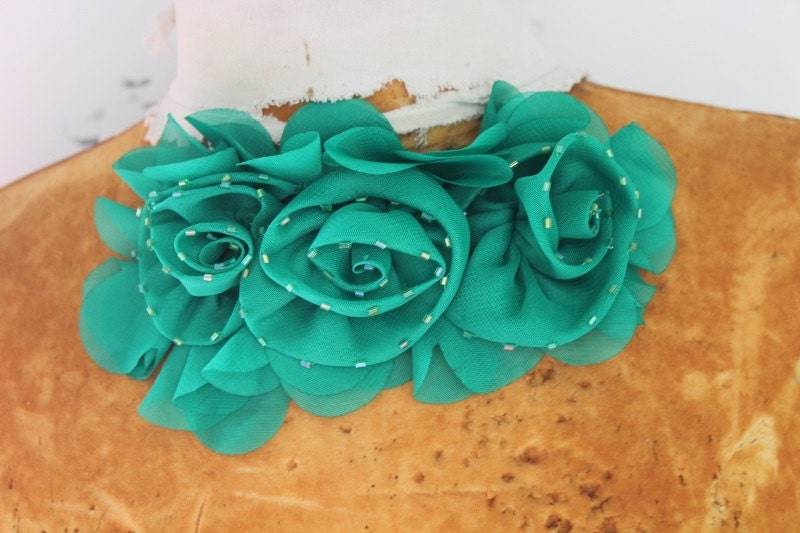 Süße Perlen Rüschen Chiffon Blumen Applikation Grüne Farbe von CraftsWarehouseHub