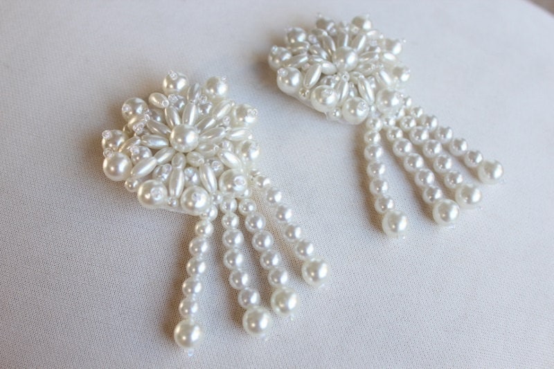 Süße Perlen Und Gestickte Blumen-Applikationen, Die Weißer Farbe Mit Rückseite Pin 2 Stück Angebot von CraftsWarehouseHub