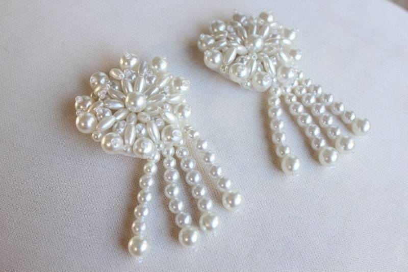 Süße Perlen Und Gestickte Blumen-Applikationen, Die Weißer Farbe Mit Rückseite Pin 2 Stück Angebot von CraftsWarehouseHub