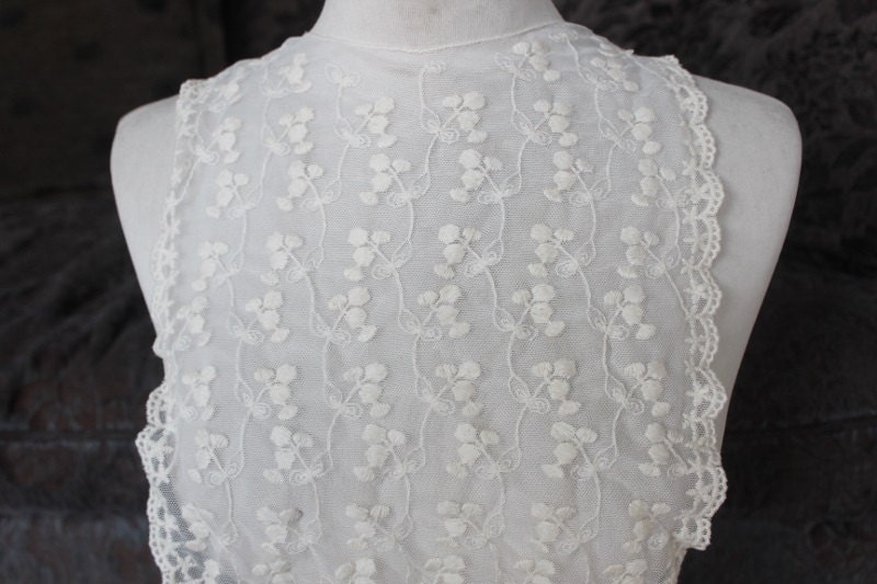 Süße Stickapplikationen Elfenbein Farbe 1 Stück Angebot von CraftsWarehouseHub